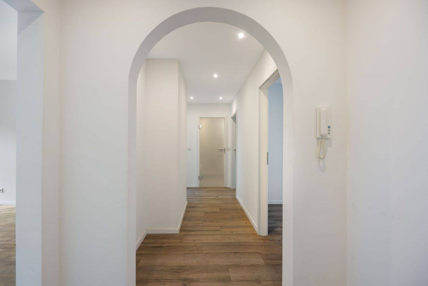 Großzügige, sanierte 3,5-Wohnung mit Loggia in zentraler Lage von Düsseldorf-Oberkassel! – Düsseldorf – Vorschaubild 2