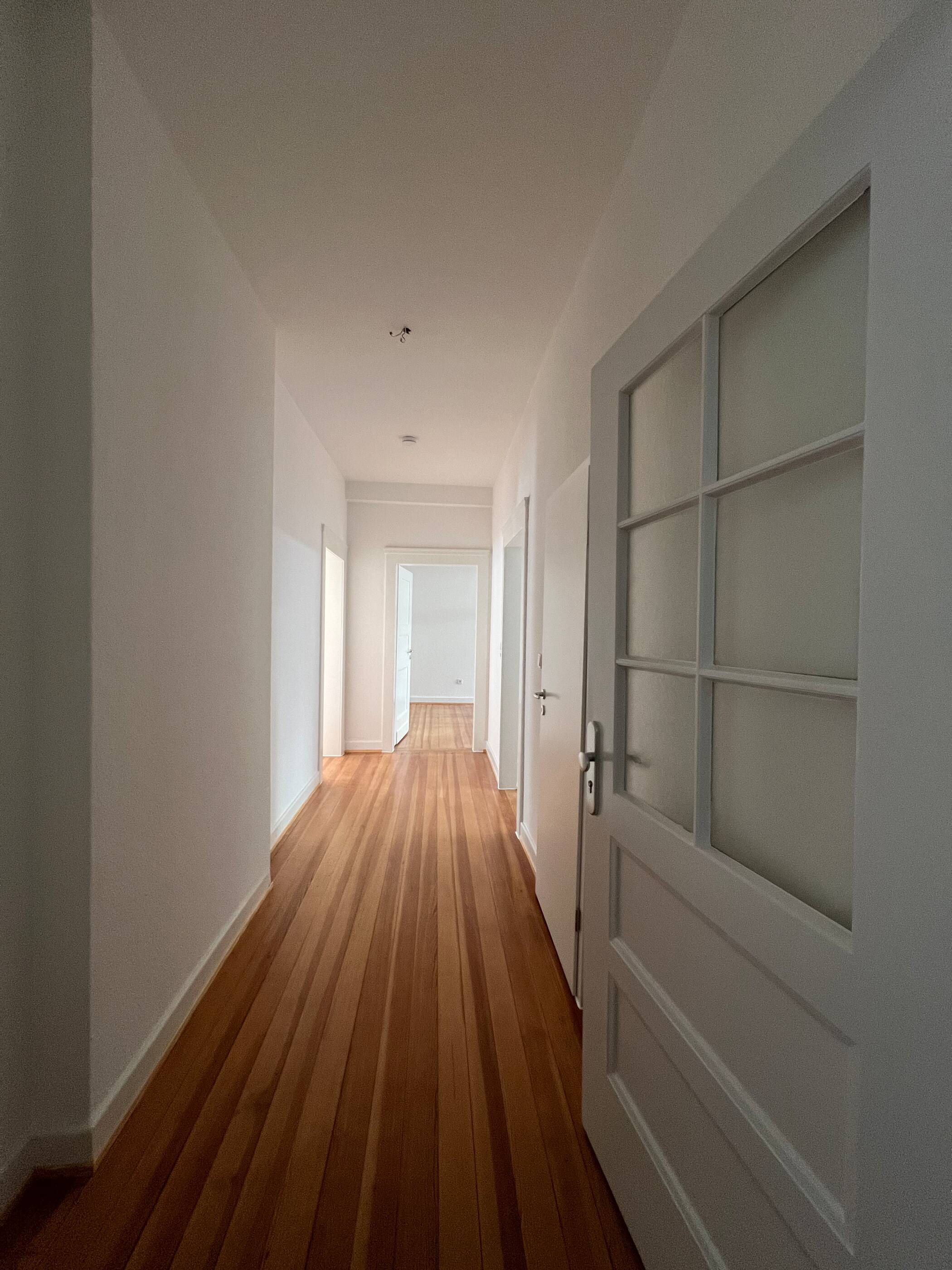 Helle 2-Zimmer-Altbauwohnung in zentraler Lage in Saarbrücken – Saarbrücken – Vorschaubild 2