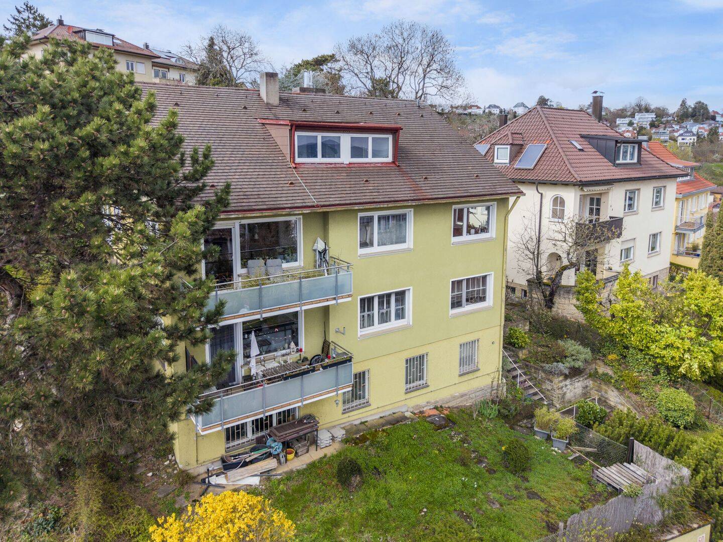 Charmantes Mehrfamilienhaus in Halbhöhenlage mit 4 Einzelgaragen! – Stuttgart – Vorschaubild 2