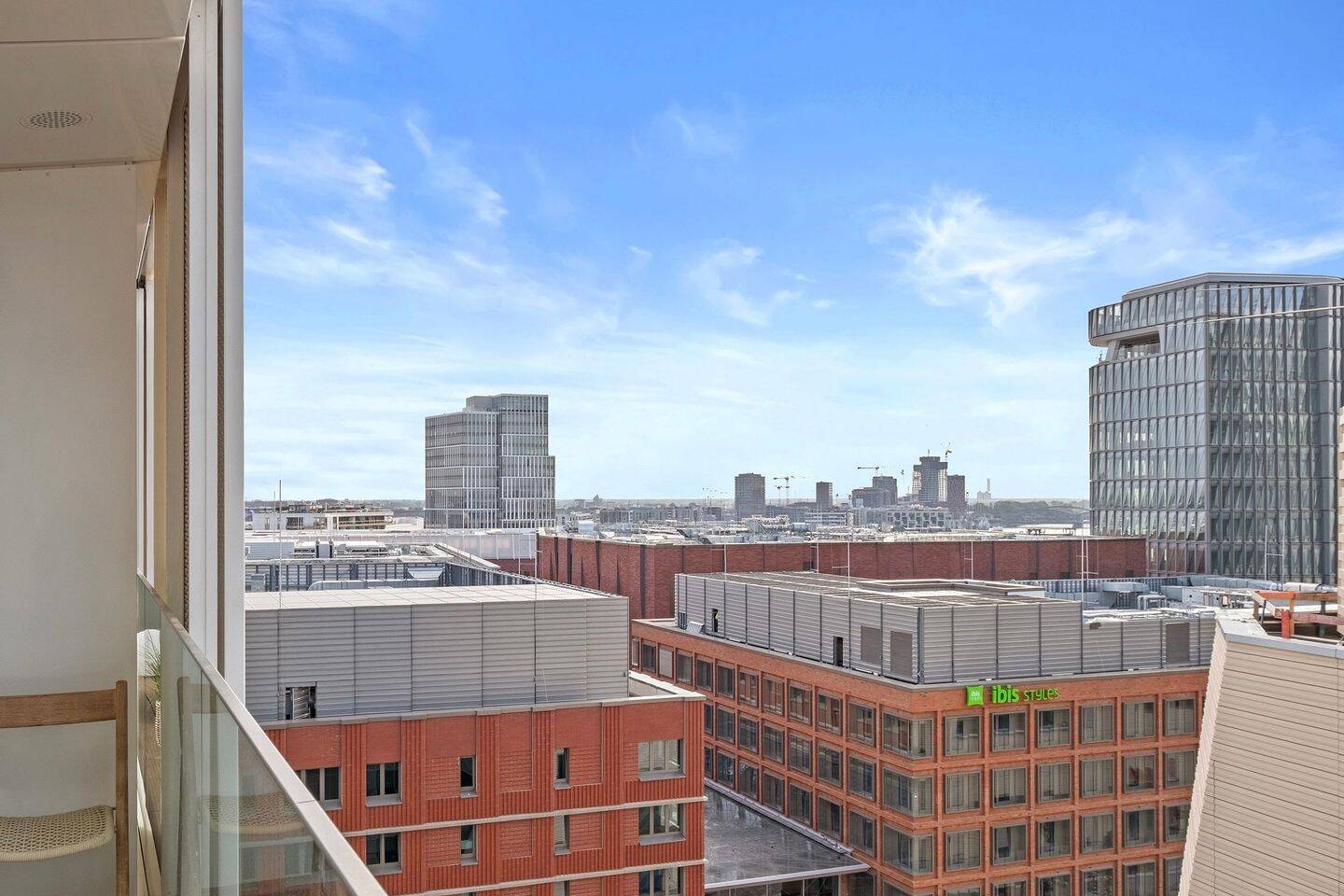 Exklusives, vollmöbliertes Design-Apartment mit Sonnenbalkon & Hafenblick – Hamburg – Vorschaubild 9