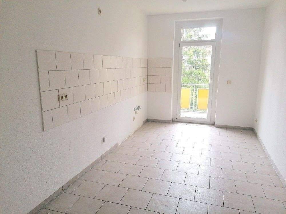 !! 3-Zimmer-Wohnung mit Fußbodenheizung, Balkon, PKW-Stellplatz in ruhiger Nebenstraße !! – Chemnitz – Vorschaubild 2