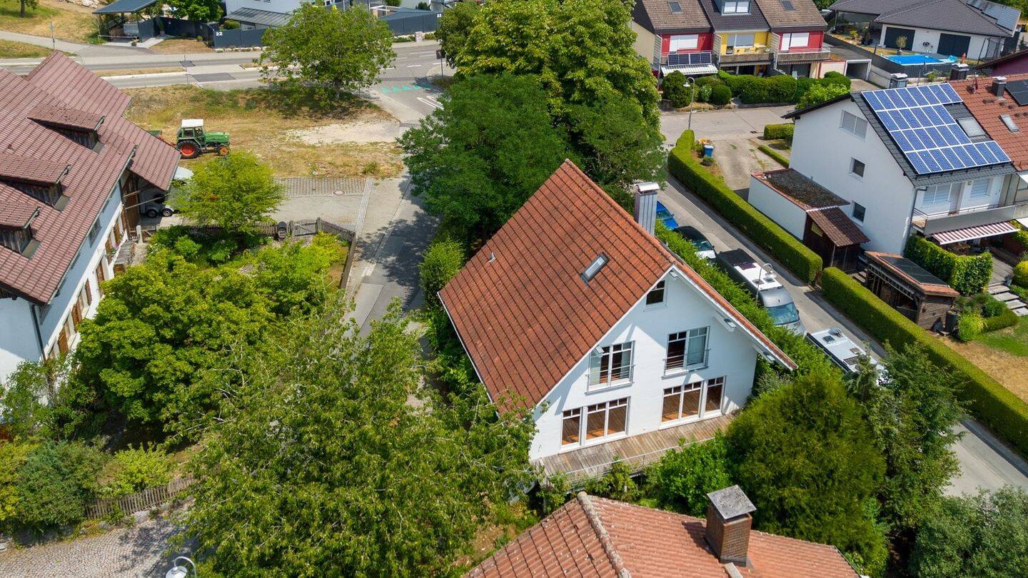 KN-Dettingen: Freistehendes Einfamilienhaus mit Garten, Garage und Einliegerbereich - frei 01.09.26
