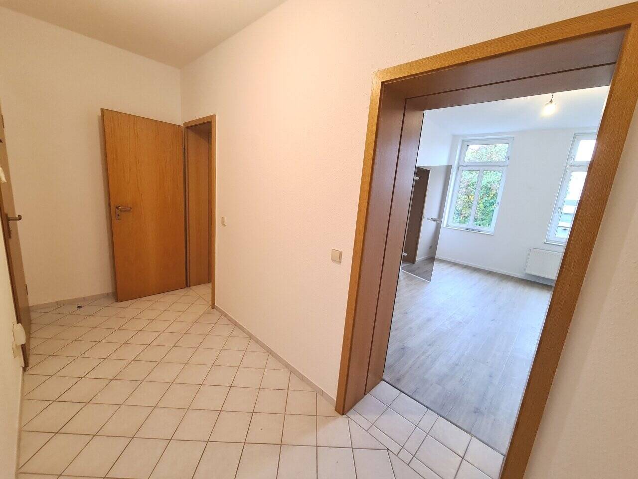 Attraktive 2-Raum-Wohnung mit Balkon und Einbauküche in einem aufwändig sanierten Gründerzeithaus im York-Gebiet in Chemnitz – Chemnitz – Vorschaubild 2
