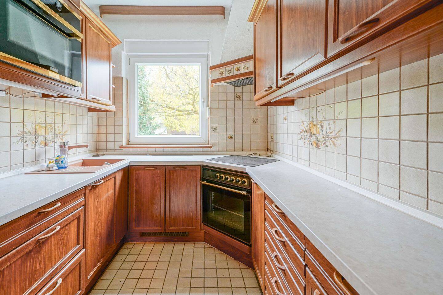 Ruhig. Grün. Voller Potenzial - charmante Wohnung mit Balkon & Stellplatz in Lichterfelde