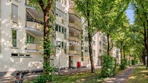 Frisch teilsaniert & renditestark - stilvolle 4-Zimmer-Wohnung mit Balkon, zwei Bädern & TG (zzgl.) – 80637 München – Vorschaubild 1