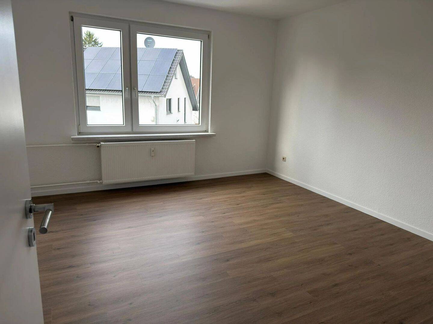 UMFANGREICH RENOVIERT! _ 3-RAUM-WOHNUNG MIT WANNENBAD, GÄSTE-WC UND BALKON IM DUISBURGER-SÜDEN! – Duisburg – Vorschaubild 4