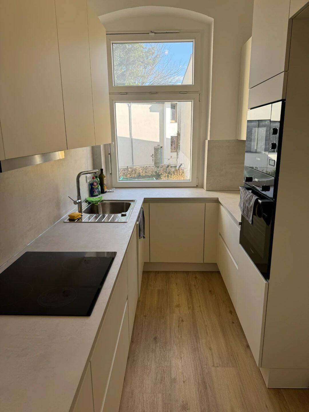 Großzügige 2-Zimmer-Wohnung mit Charme und Komfort; Bezug nach Sanierung