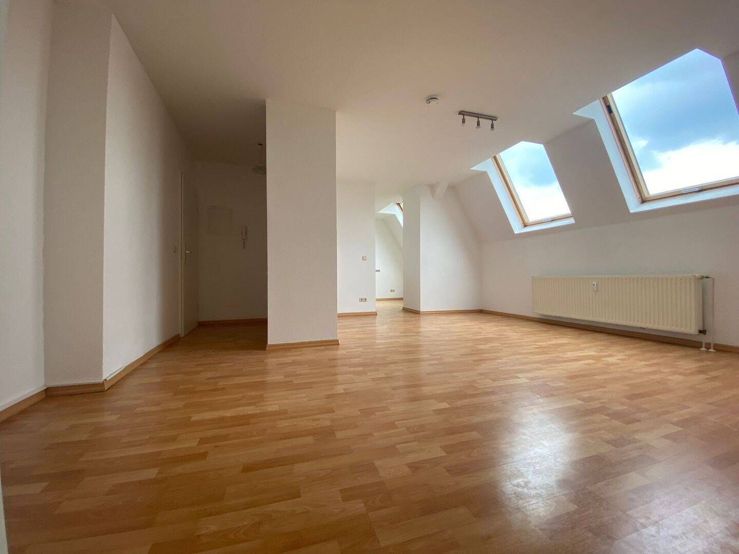 Balkon, Einbauküche und Tageslichtbad mit Wanne – Magdeburg – Vorschaubild 2