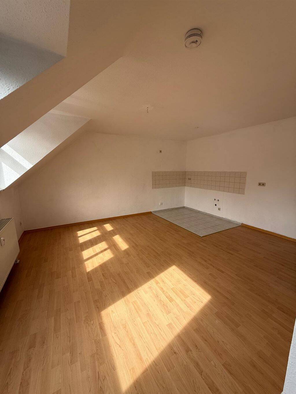 Günstige DG 2-Zimmer mit Wanne und Laminat in guter Lage! – Chemnitz – Vorschaubild 7