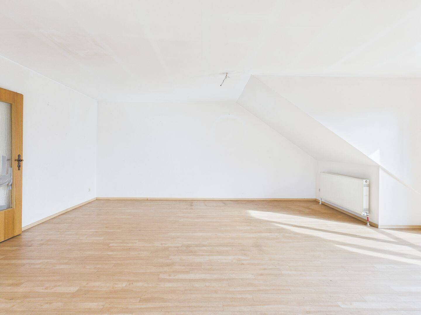 Renovierungsbedürftig aber sofort verfügbar! 3-ZKB im Dachgeschoss, zwei Balkone, Garage und Keller! – Ingolstadt – Vorschaubild 6