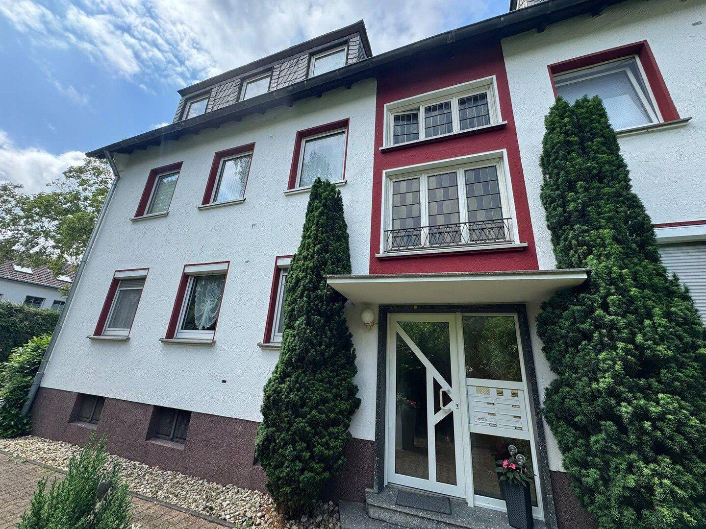 Attraktive und frisch renovierte 3-Zimmer-Wohnung in gepflegtem Mehrfamilienhaus