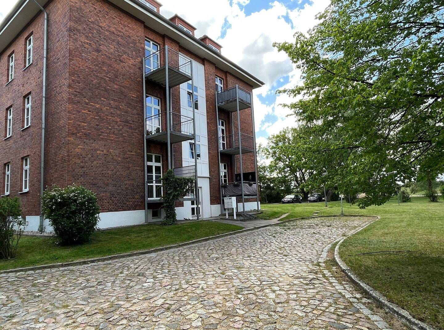 Gemütliche 1-Zimmer-Dachgeschosswohnung in Parchim – ab 01.09.2026 verfügbar.