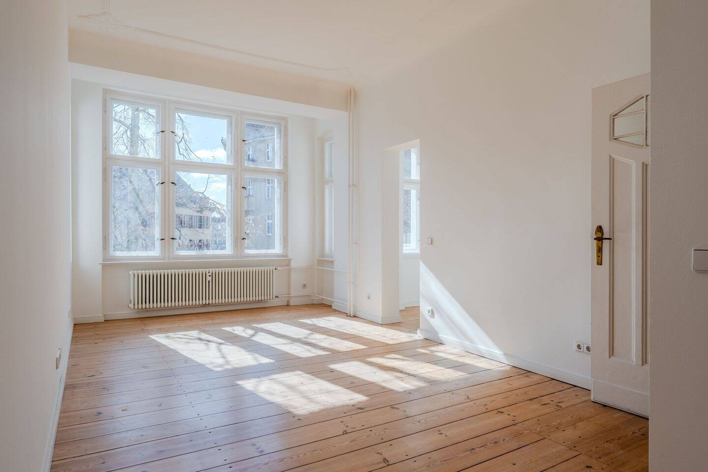 Eigenbedarf möglich - Modern sanierte 2-Zimmer-Wohnung mit sonnigem Balkon und tollem Weitblick – Berlin – Bild 1 von 9