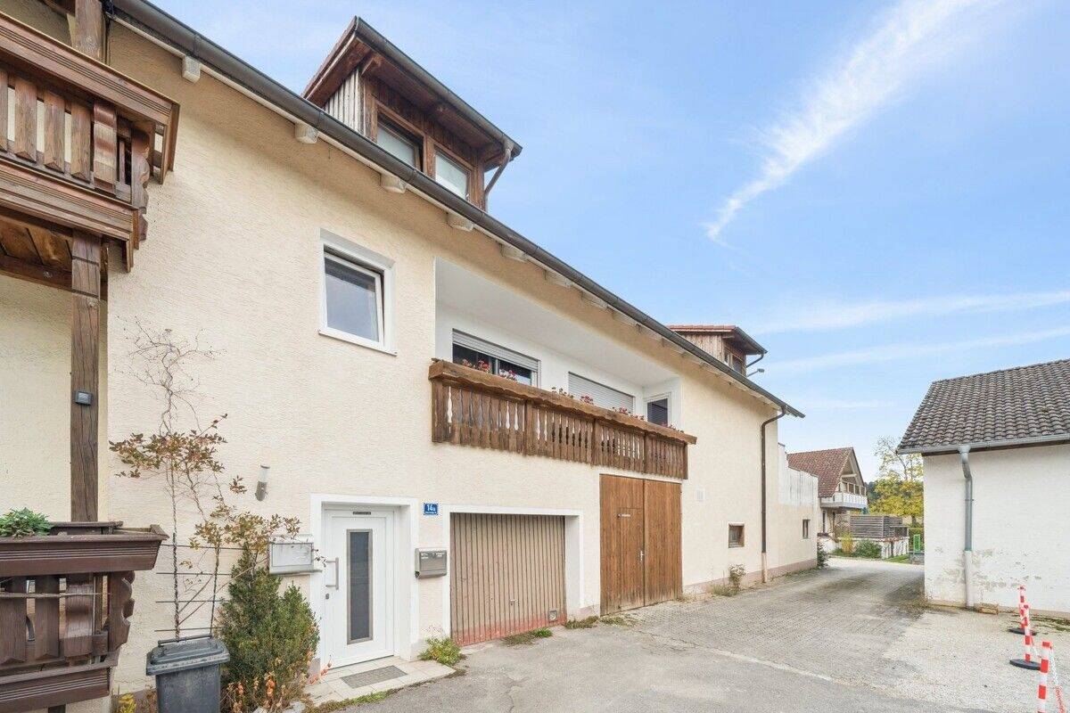 Wohnen, Arbeiten, Vermieten: Flexibles Zweifamilienhaus mit solider Substanz! – Mainburg – Bild 1 von 9