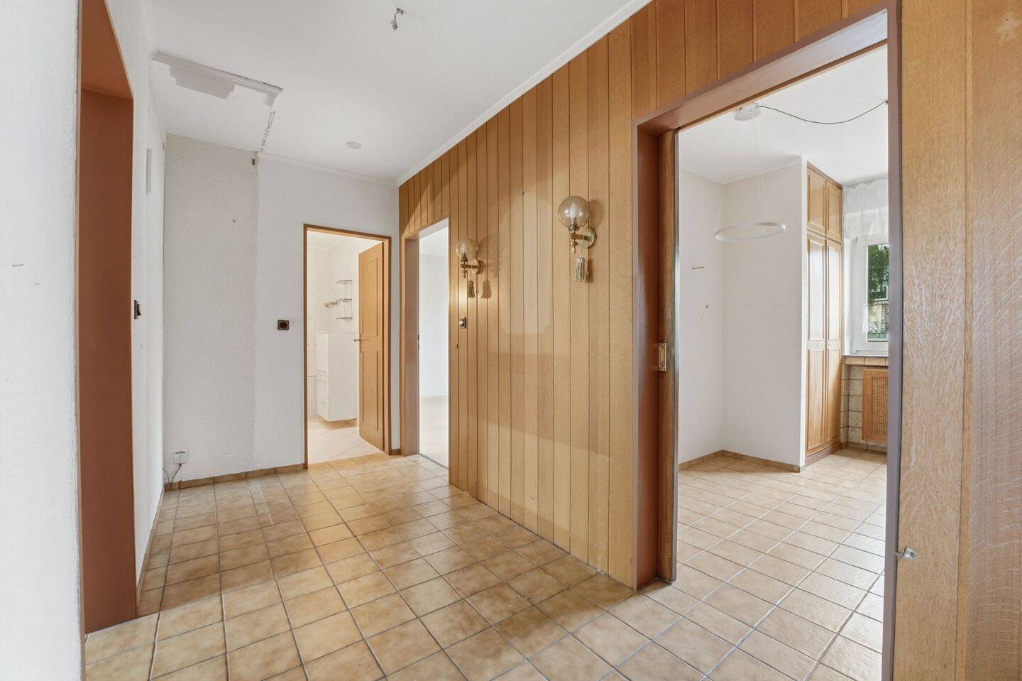 Renovierungsbedürftige 3-Zimmer-Wohnung mit Loggia und Stellplatz in Leverkusen-Rheindorf