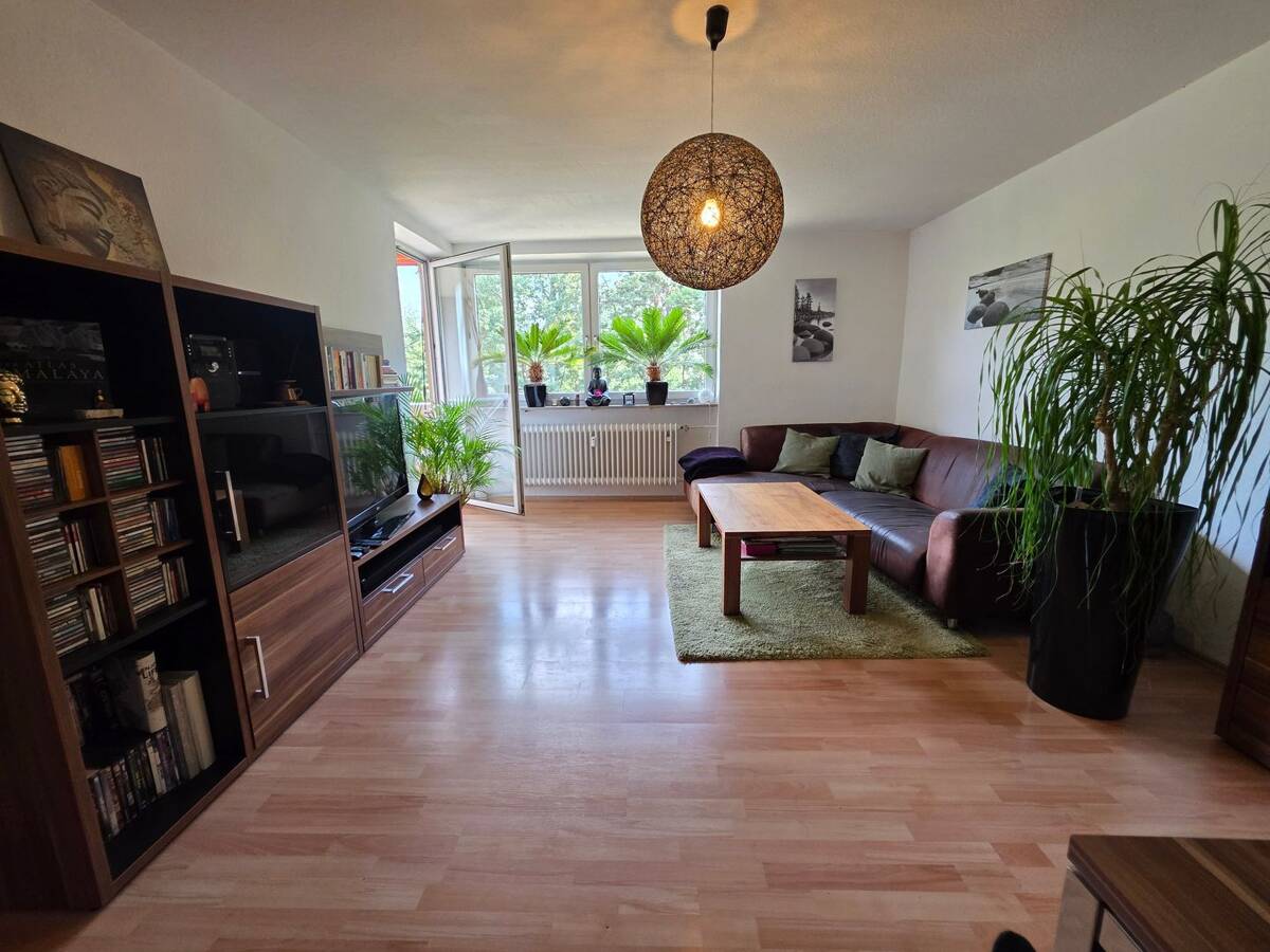 Sofortiger Einzug möglich! Schöne 2-Zimmer-Wohnung mit Blick ins Grüne – 90765 Fürth – Bild 1 von 9