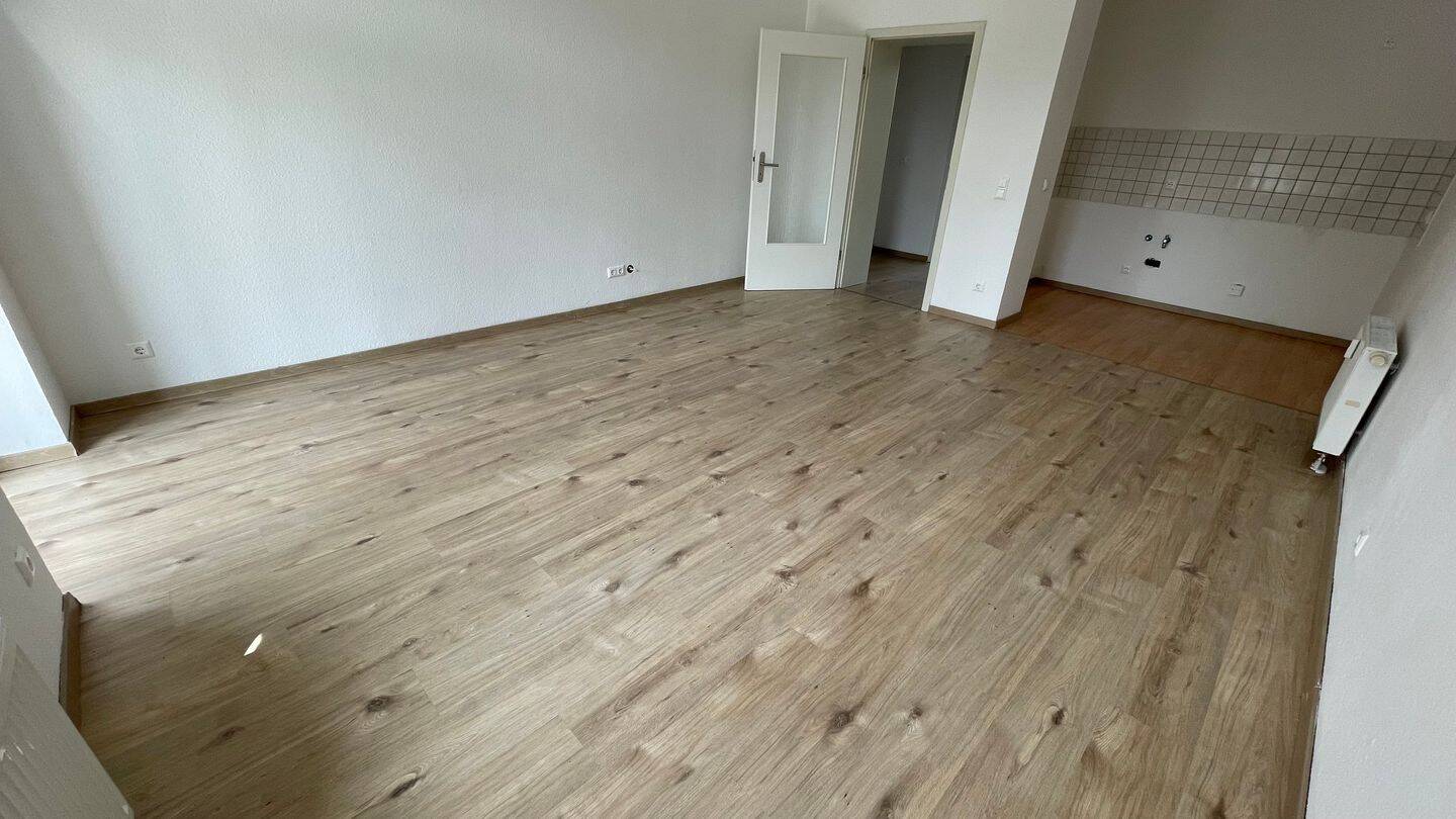 TOP Whg. im 1. OG / Bad mit Fenster / Laminat / Balkon – Chemnitz – Vorschaubild 2