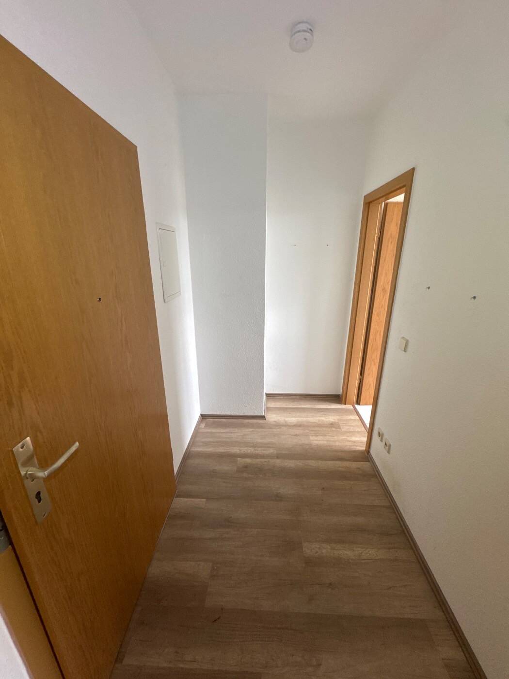1. OG / Bad mit Wanne + Fenster / komplett zum Innenhof – Chemnitz – Vorschaubild 4