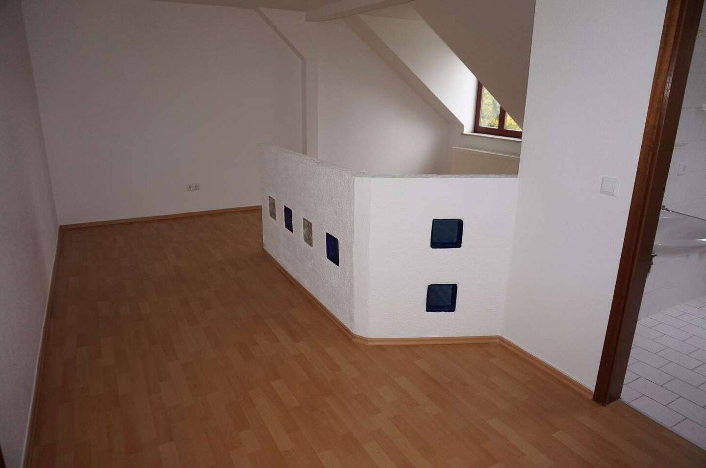 DG / 1-Zi-Whg. mit Laminat - Bad mit Fenster + Dusche – Chemnitz – Vorschaubild 2
