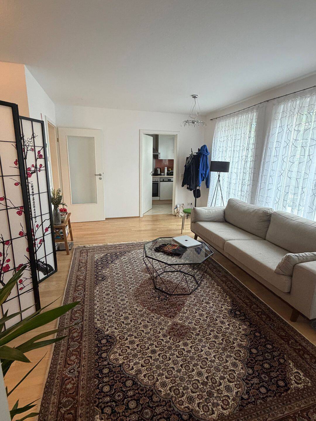Ideal für Singles oder Paare, Zentrale 1,5 Zimmerwohnung in der Leopoldstraße – München – Bild 1 von 8