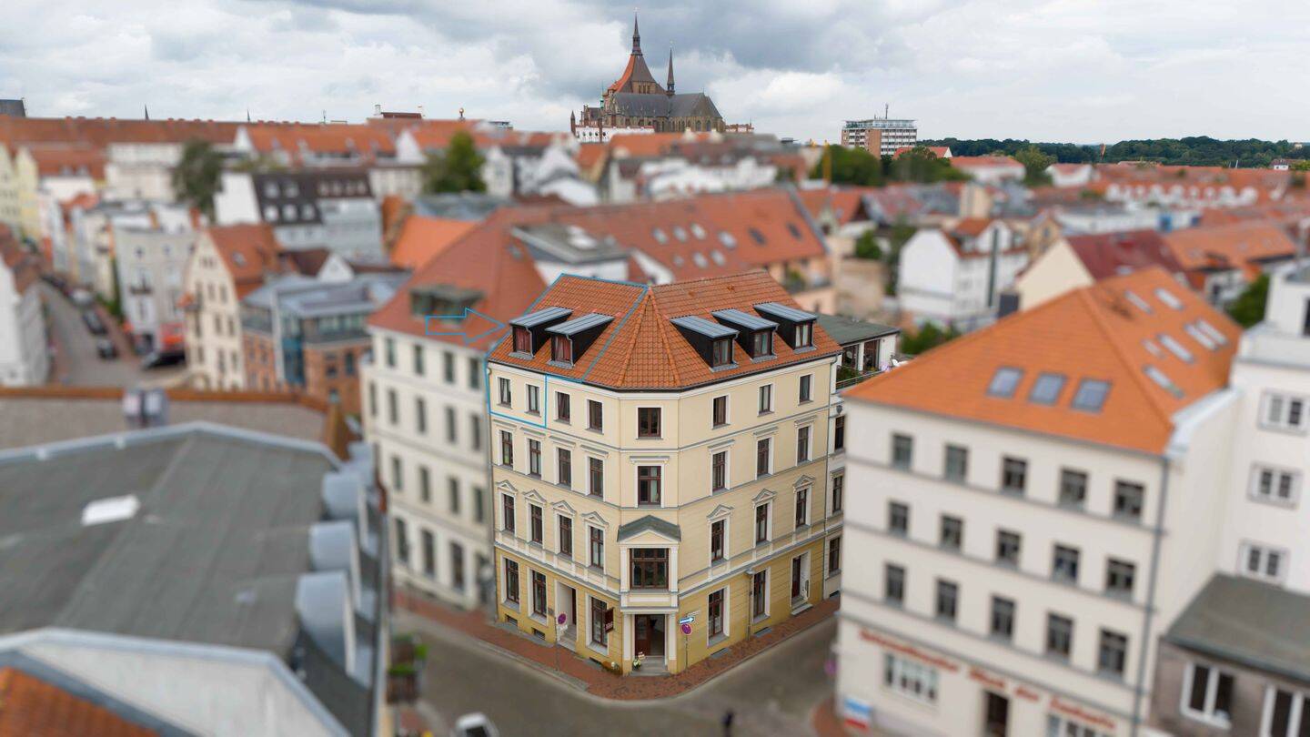 Rarität! Mit Aufzug! Großzügige Maisonette-Wohnung über den Dächern der Rostocker Altstadt – Rostock – Bild 1 von 9