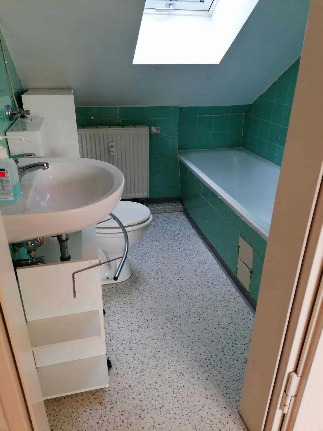 Schöne teilrenovierte Dachgeschoss Wohnung – Nürnberg – Vorschaubild 5