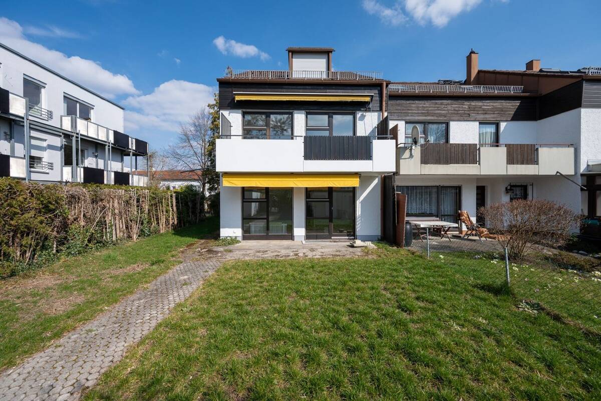 AIGNER - Gestalten statt Kompromisse: Reiheneckhaus mit Garten und Ausbaupotenzial in Aubing – 81243 München – Bild 1 von 9