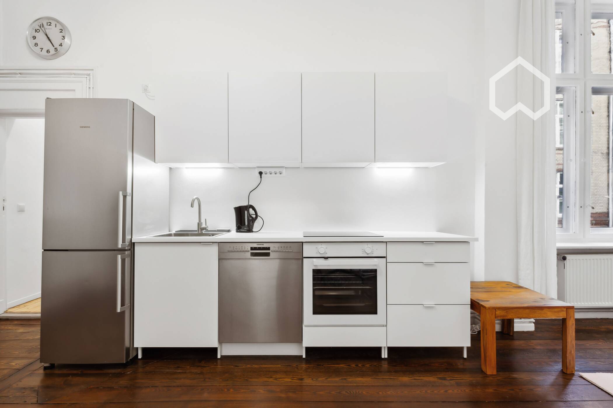 Helle und neu möblierte 2-Zimmer-Wohnung mit geräumigem Wohnbereich und Badewanne – Berlin – Vorschaubild 8