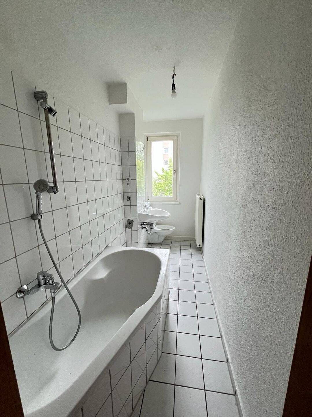 2 Raum Wohnung, Bad mit Wanne und Fenster in Gablenz, Nähe Versorgungszentrum – Chemnitz – Vorschaubild 5