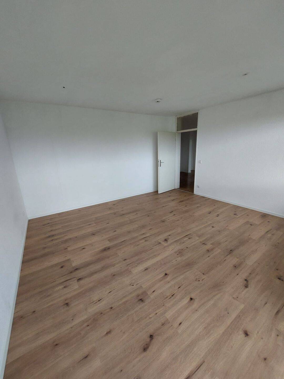 Hochwertige 3-Zimmer-Wohnung mit Balkon im 8. Stock in Mönchengladbach-Römerbrunnen – Mönchengladbach – Vorschaubild 2