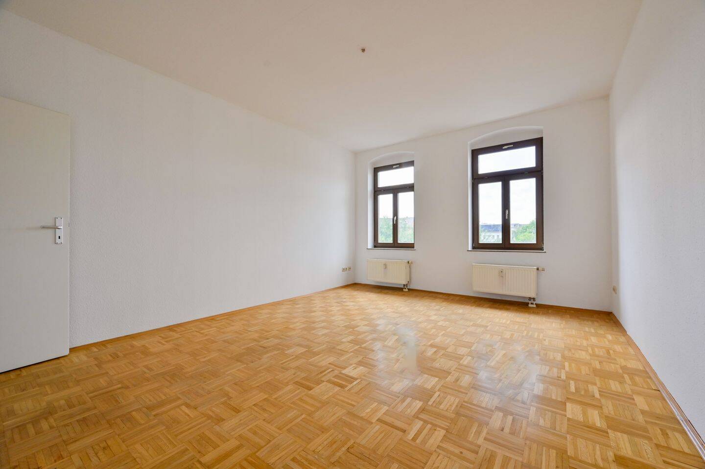 Schöne 2-Raum-Wohnung: XXL-BALKON UND PARKETT für Kapitalanleger oder zur Eigennutzung! – Chemnitz – Vorschaubild 2
