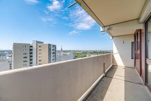 Bezugsfreie 3-Zimmer-Wohnung im 13. Obergeschoss mit zwei Balkonen und Alpenblick – 81379 München – Vorschaubild 3
