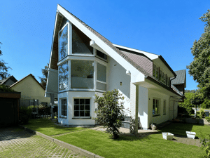 Wohnen am Ostseestrand: 2-Familienhaus mit solider Mieteinnahme & freier Maisonette-Wohnung