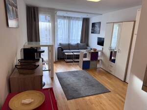 Möblierte Luxus-Wohnung in Sachsenhausen mit Balkon & PKW-Stellplatz. Furnished luxury apartment with balcony and car parking place