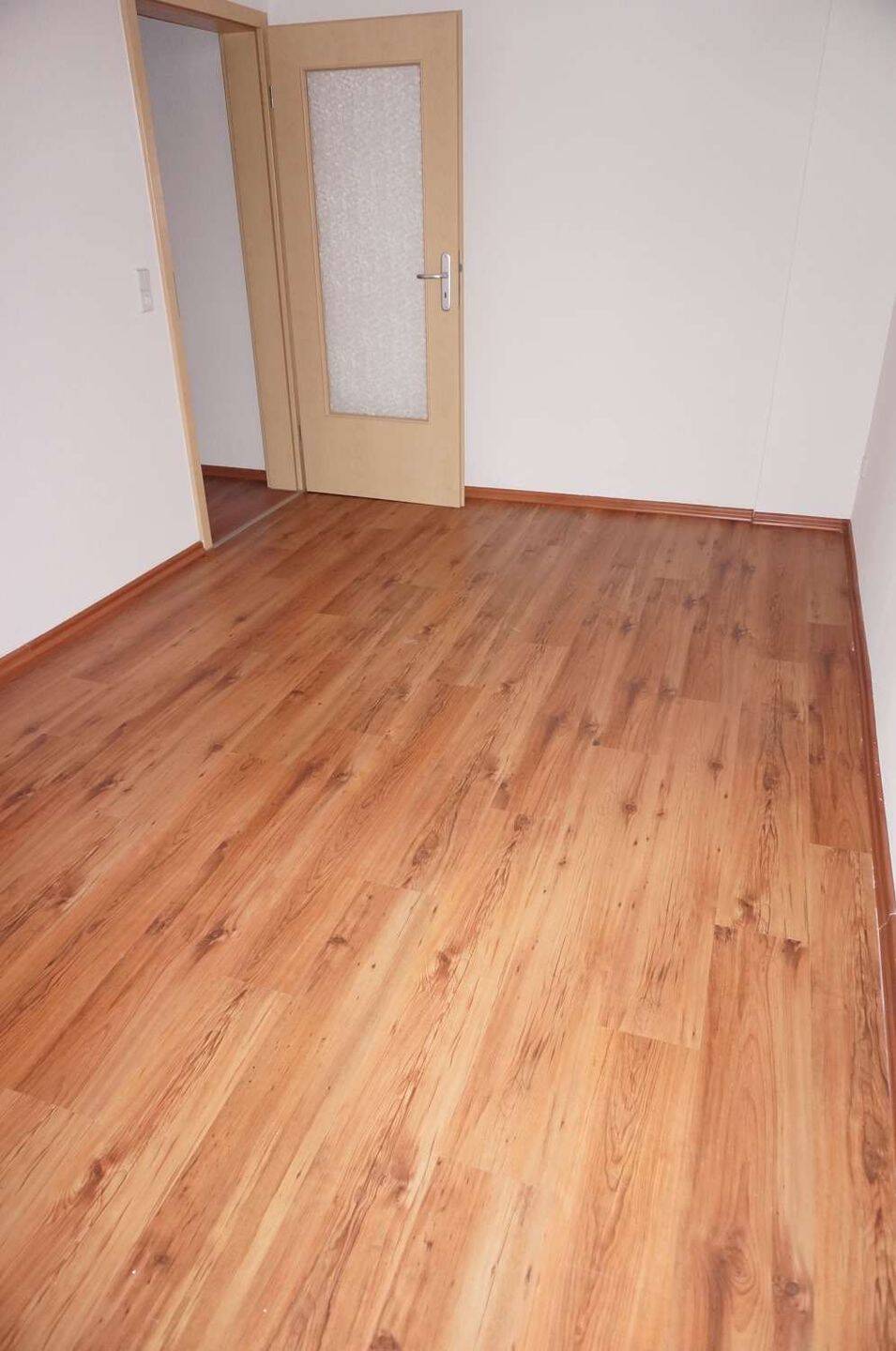 Mieter ab 1.8. gesucht / Laminat / Bad mit Dusche / Uni-Nähe – Chemnitz – Vorschaubild 2