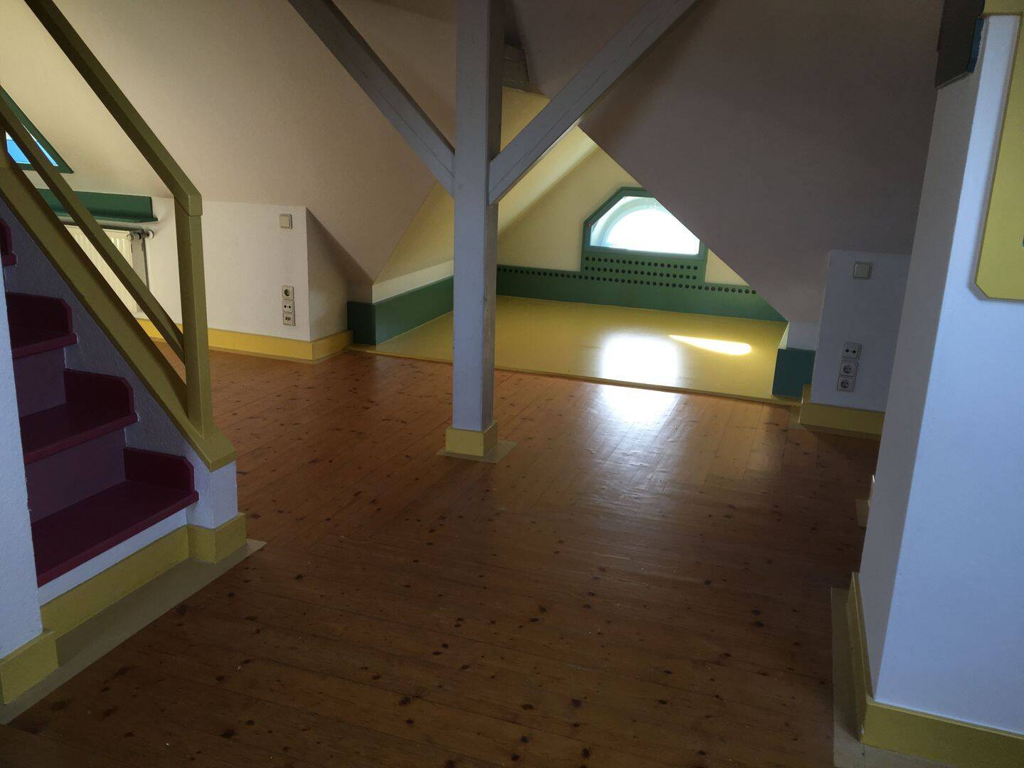 Villa Kunterbunt! 1,5-Zi-DG-Whg. 40 qm, 3.OG ohne Aufzug in einem kleinen denkmalgeschützen Anwesen – Nürnberg – Vorschaubild 3