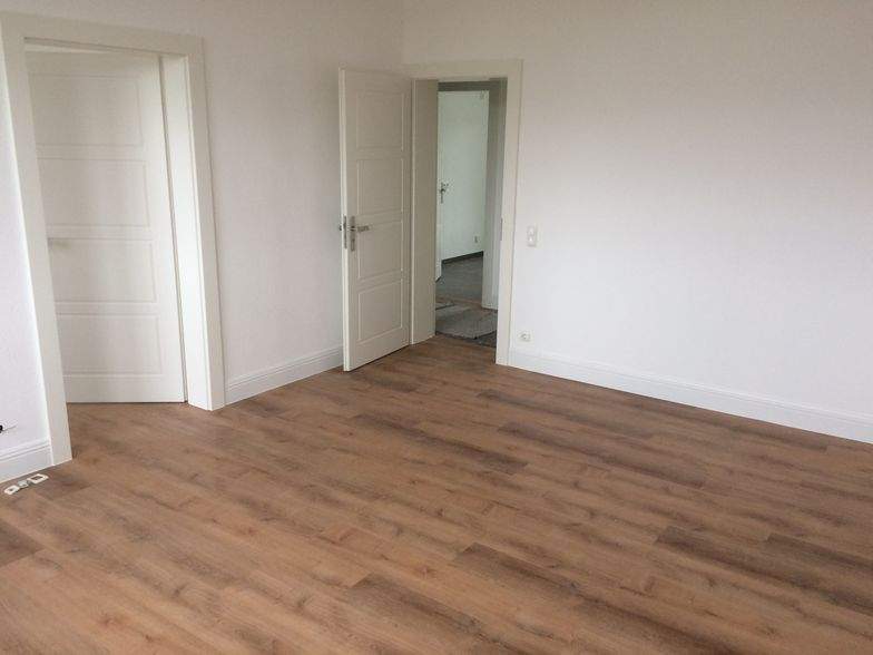 Saniertes und aufgeteiltes Mehrfamilienhaus mit 9 Wohneinheiten, 2 Doppel- und 3 Einzelgaragen und 4 PKW-Stellplätzen – Hanau – Vorschaubild 7