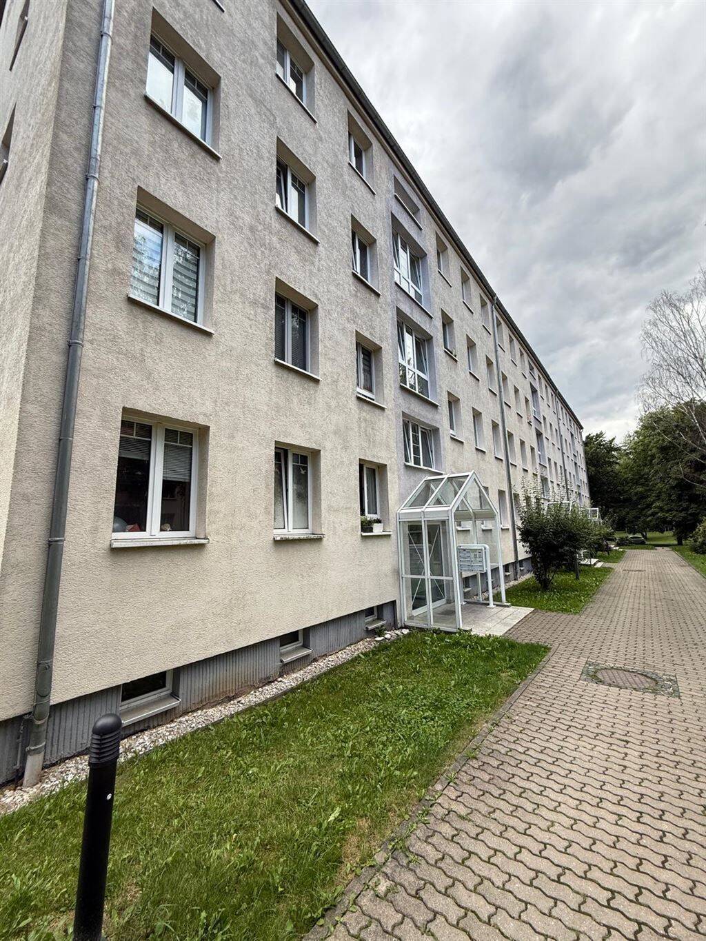Gemütliche und vermietete 3-Zimmer mit Laminat, Balkon, Stellplatz und Wannenbad in ruhiger Lage! – Chemnitz – Vorschaubild 2