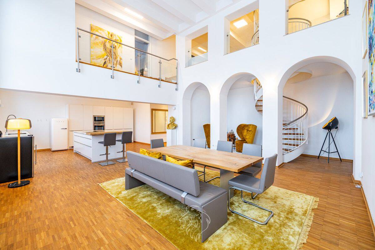 Maisonettewohnung trifft ehemalige Kapelle: Luxuriöses Wohnen über den Dächern von Würzburg – 97074 Würzburg – Bild 1 von 9
