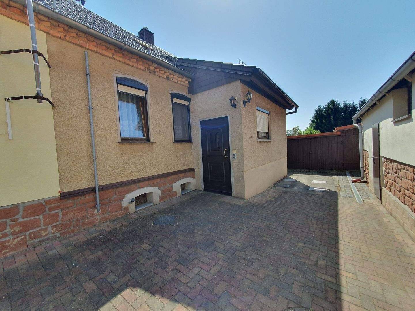 Doppelhaushälfte mit Potenzial – Sofort bezugsfrei zum Schnäppchenpreis!