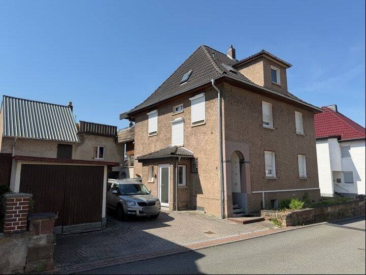 Wohnhaus mit Garage und Carport in Lengers