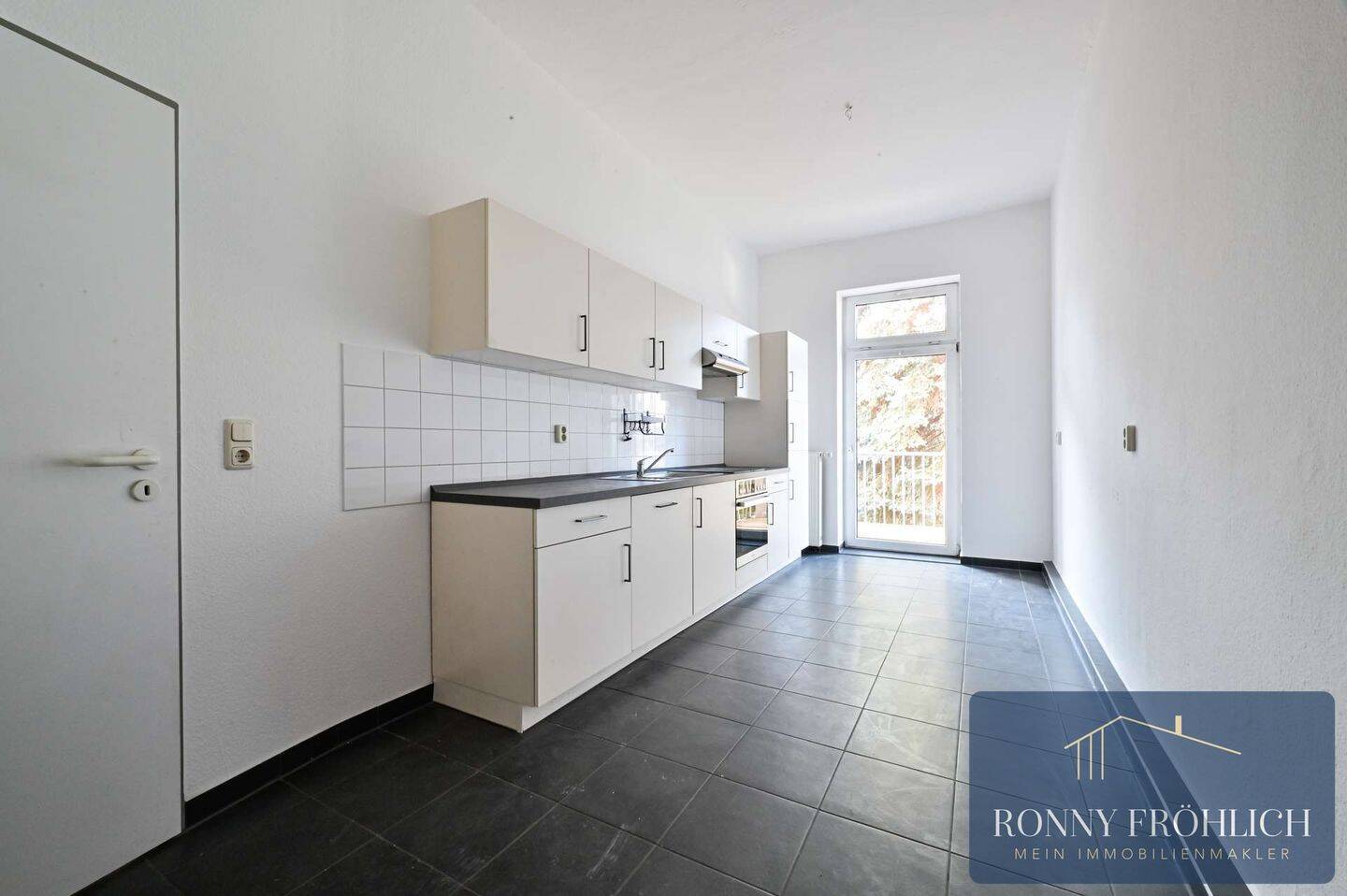 Helle 2-Raum-Wohnung mit Balkon, Tageslichtbad und Einbauküche in Altendorf