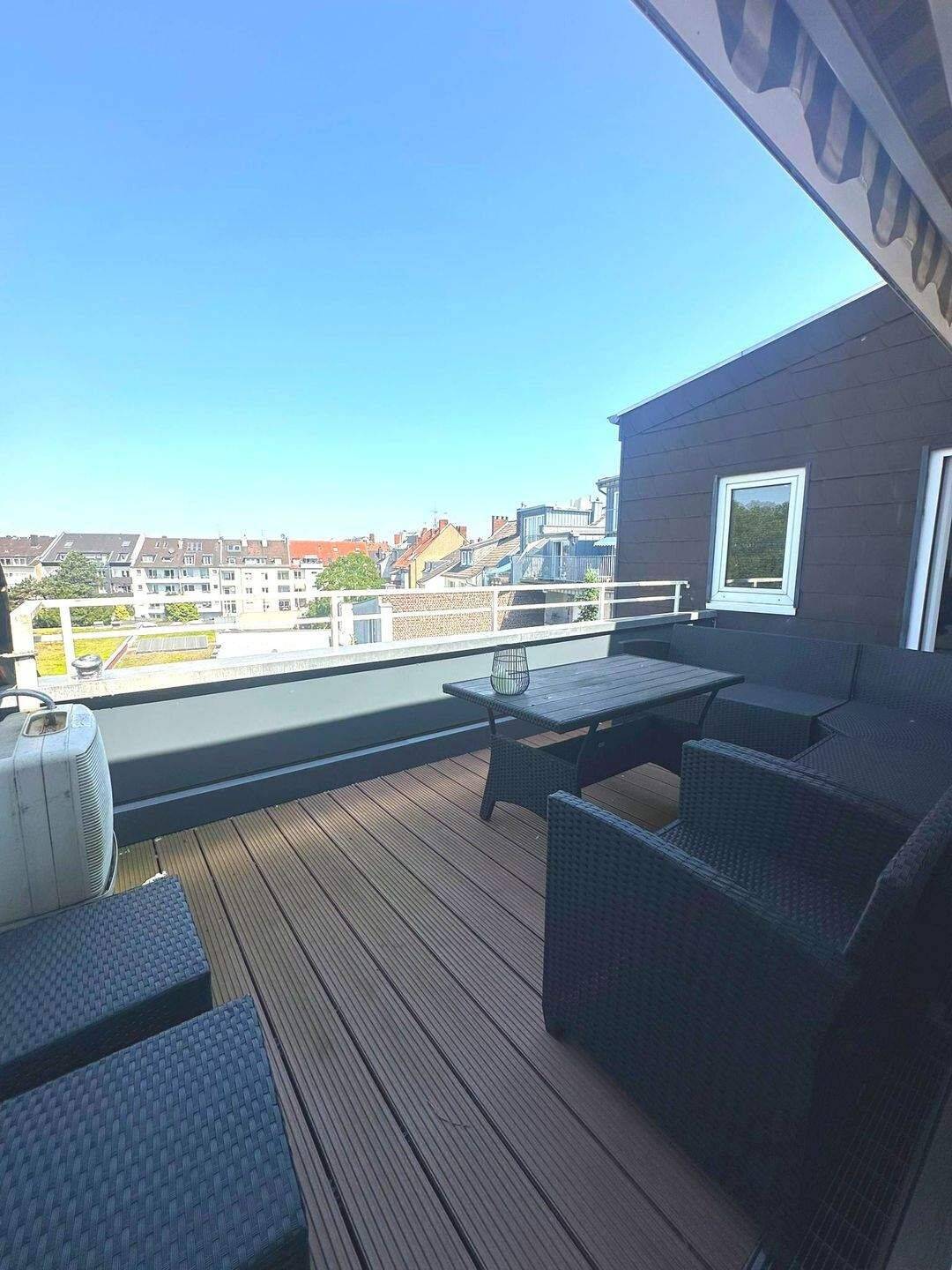 Exclusive, hochwertig möblierte 3 Zi Terrassenwohnung mit Whirlpool für mind. 12 Monate zu vermieten