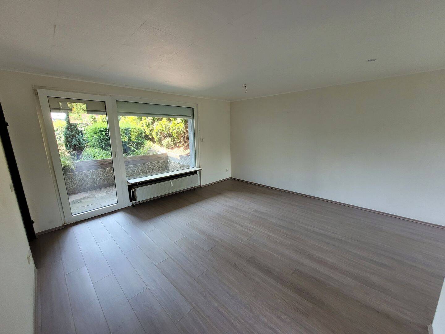 Kompaktes Erdgeschoss-Apartment mit kleiner Terrasse und separater Küche