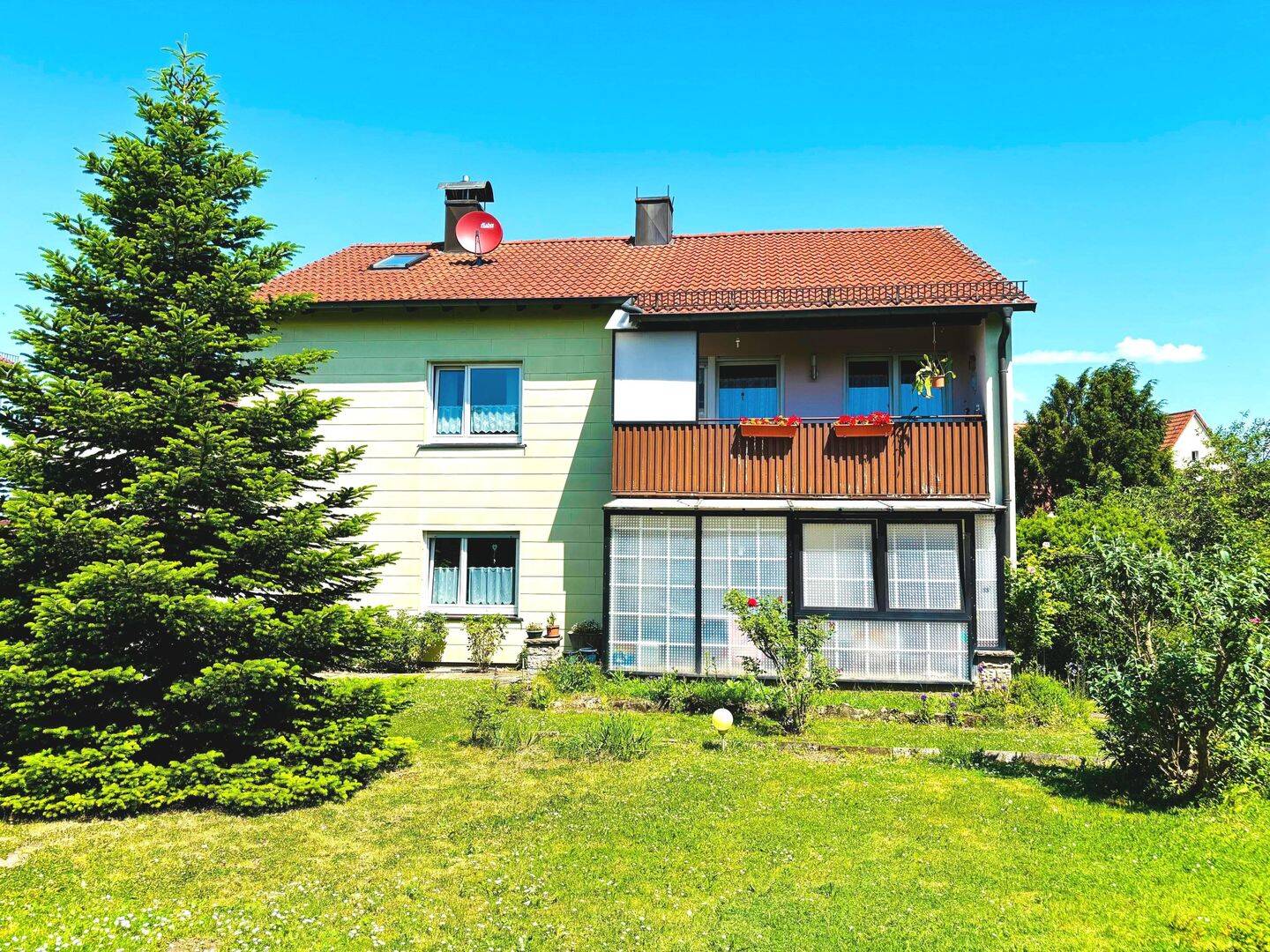 Sie wünschen sich viel Platz? Gepflegtes 2 Fam.-Haus mit Garage und Garten im ruhigen, sonnigen Grün, Wfl. 160m², Grund 642m² – Königsberg in Bayern – Vorschaubild 2