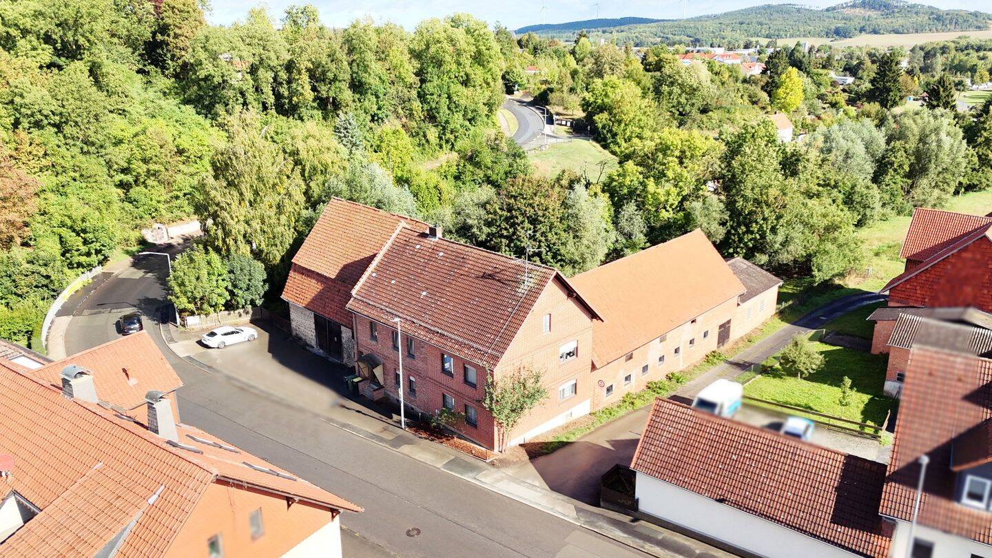 Großer Resthof mit 2 Fam.Haus, Stallungen, Scheune, Garagen & ca. 2.300m² Grundstück
