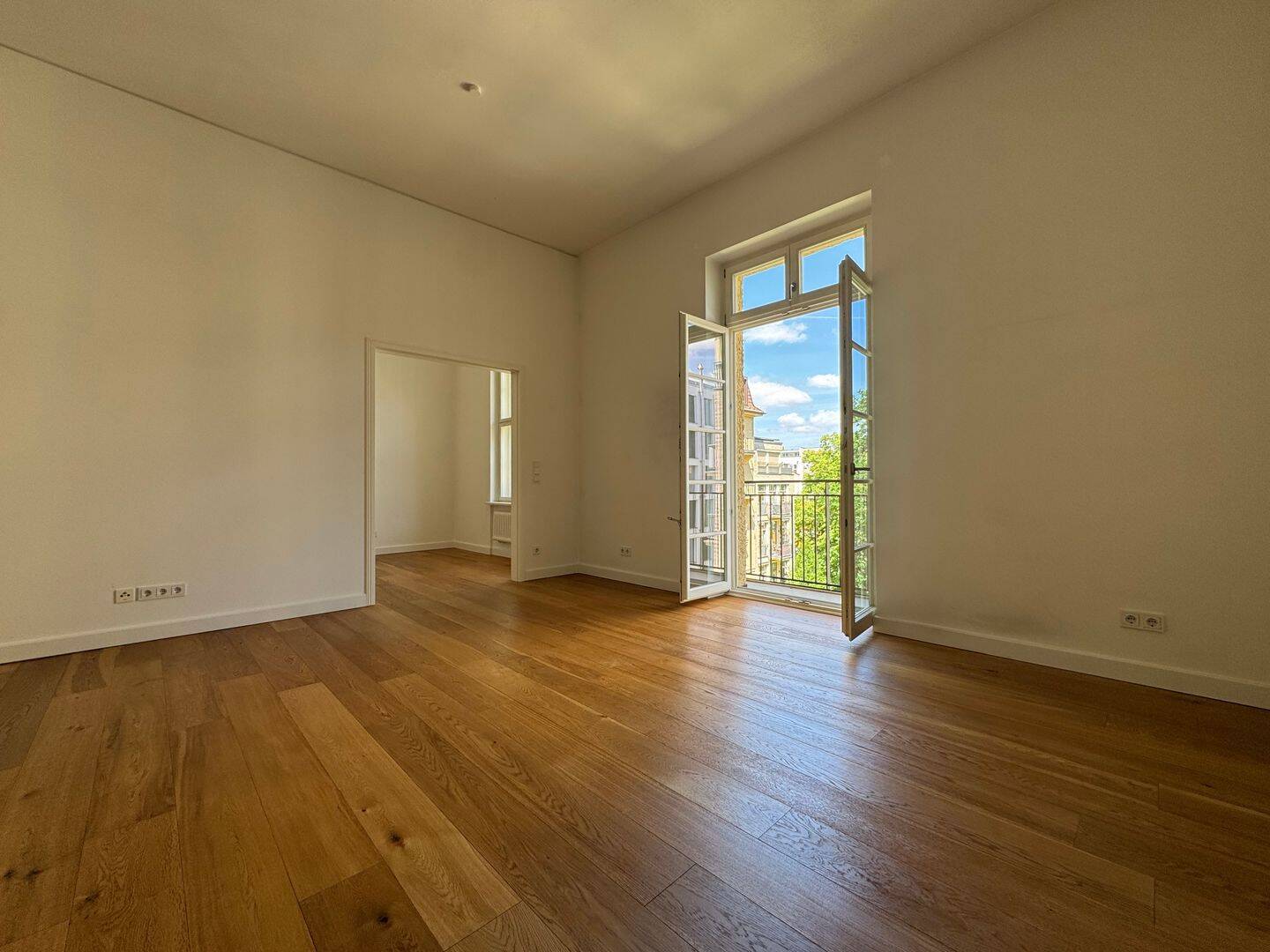 Modernisierte Altbauwohnung mit Balkon im Herzen von Charlottenburg: Stilvolles Wohnen! – Berlin – Vorschaubild 2