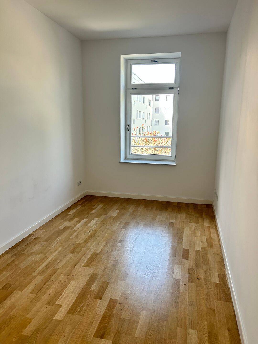 ATTRAKTIVE WOHNUNG mit PARKETT, FUßBODENHEIZUNG, BALKON, EBK, GÄSTE WC SOWIE MODERNEM BAD!!! – Chemnitz – Vorschaubild 9