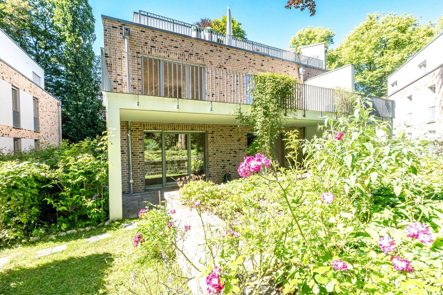 Moderne Maisonettewohnung mit Hauscharakter, überdachter Terrasse und großem Sonnenbalkon – Hamburg – Vorschaubild 2