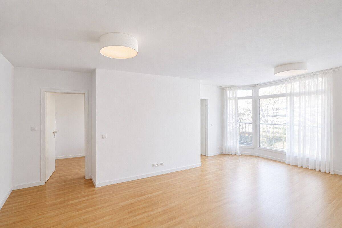 Dein Platz in der Maxvorstadt: Helle 2-Zimmer-Wohnung mit Balkon – München – Vorschaubild 3